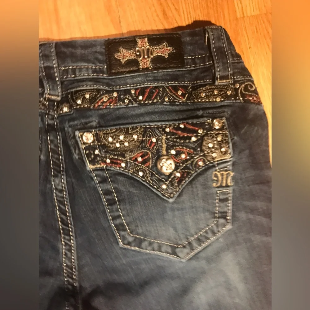 MISS ME~Mid-Rise~Easy Boot~Jeans~Sz 28~Embellished, Creased & Whiskered~JE8511ER - Picture 12 of 14